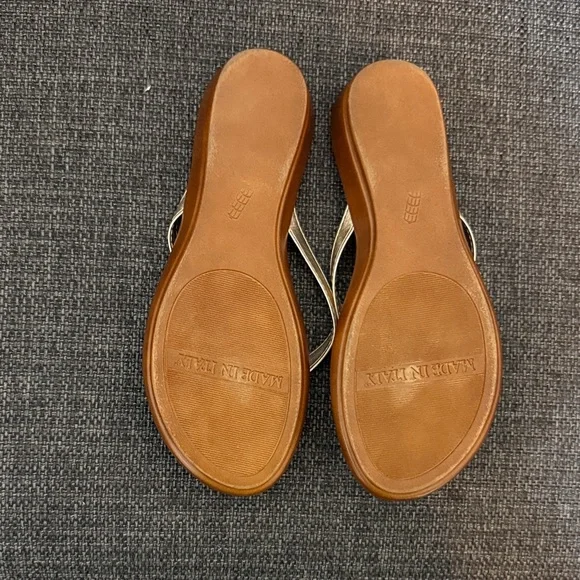 Italian Shoemakers Size 8 1/2 Gold Flower Sandals - Picture 4 of 5